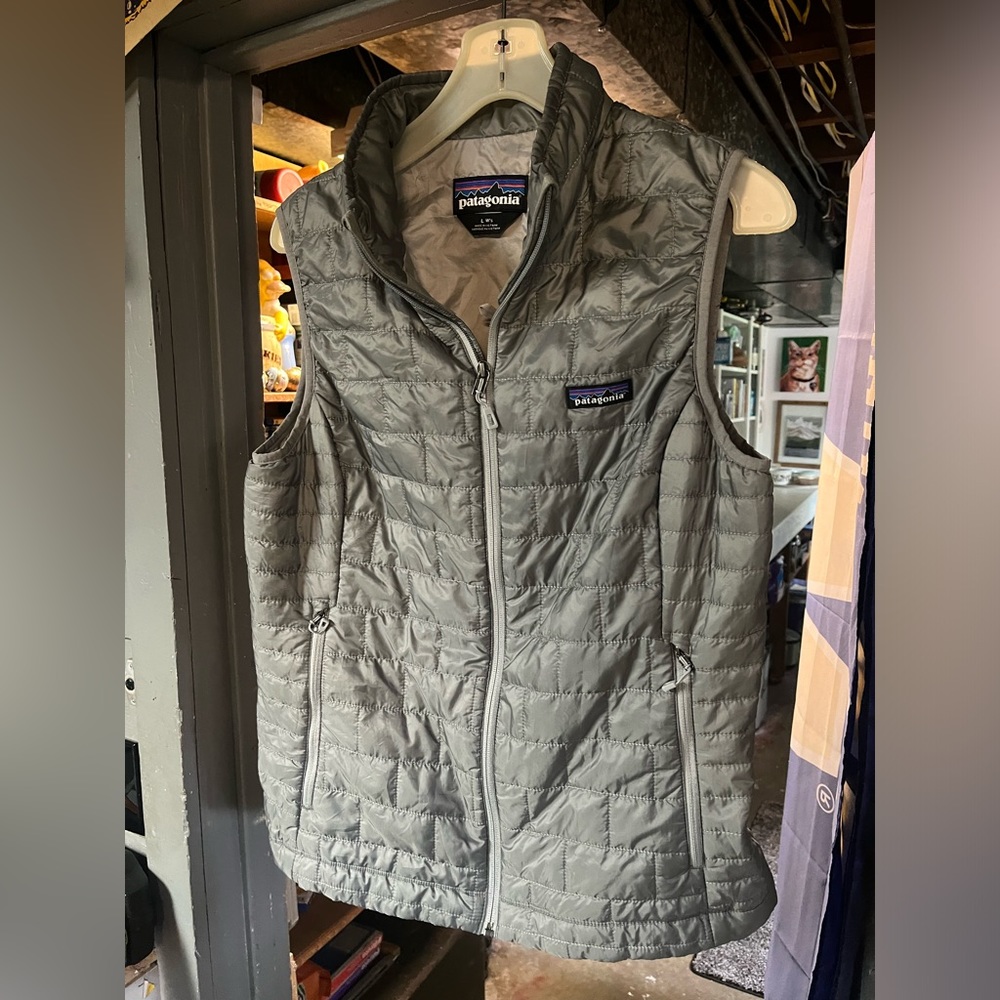 PATAGONIA WOMENS LARGE NANO PUFF VEST GRAY